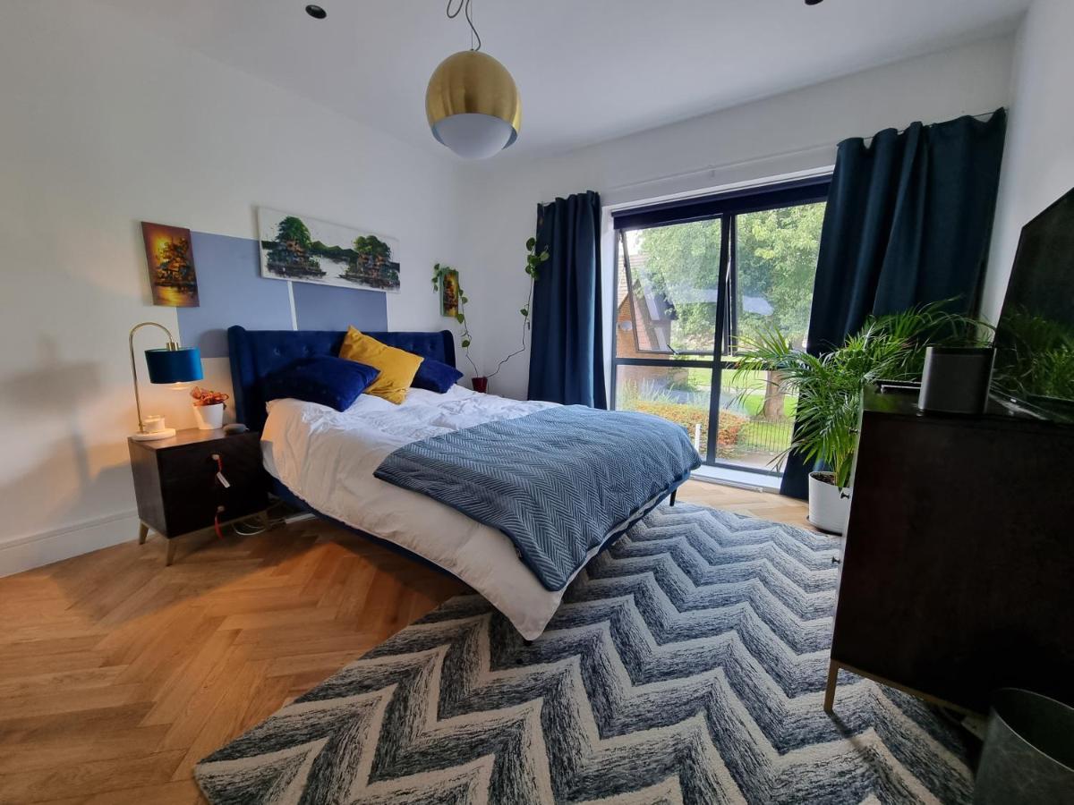 Bright Spacious Apartment In The Park Лондон Экстерьер фото