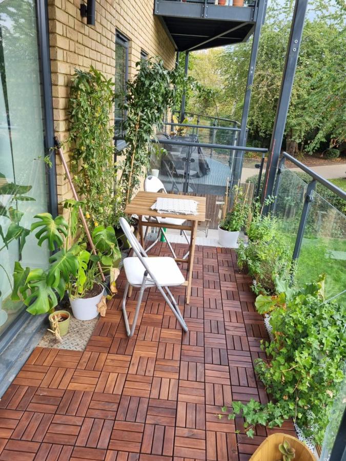Bright Spacious Apartment In The Park Лондон Экстерьер фото